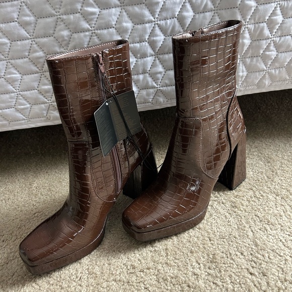 Brown Heeled Leather Boots - Picture 5 of 5